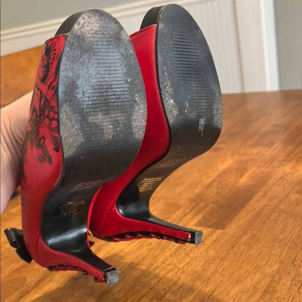 Elegant Red and Black Stiletto Heels - Picture 5 of 6